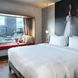 Radisson Red Hotel, Hotel